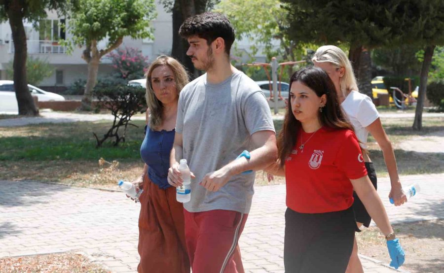 Yangın Çıkan Binada Mahsur Kaldıkları Balkonda Kurtarılmayı Beklediler