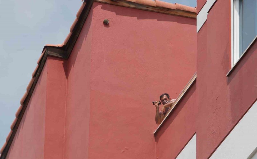 Yangın Çıkan Binada Mahsur Kaldıkları Balkonda Kurtarılmayı Beklediler