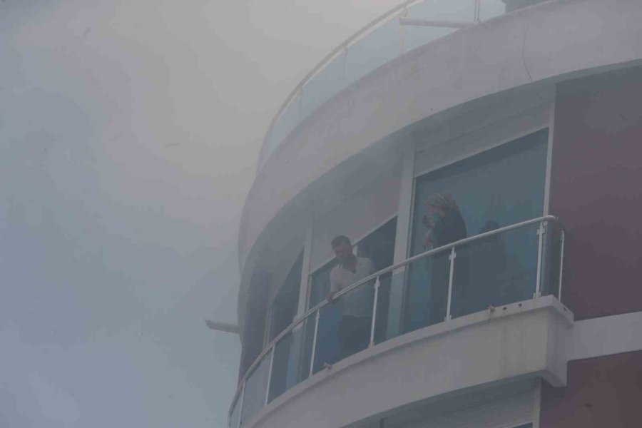 Yangın Çıkan Binada Mahsur Kaldıkları Balkonda Kurtarılmayı Beklediler