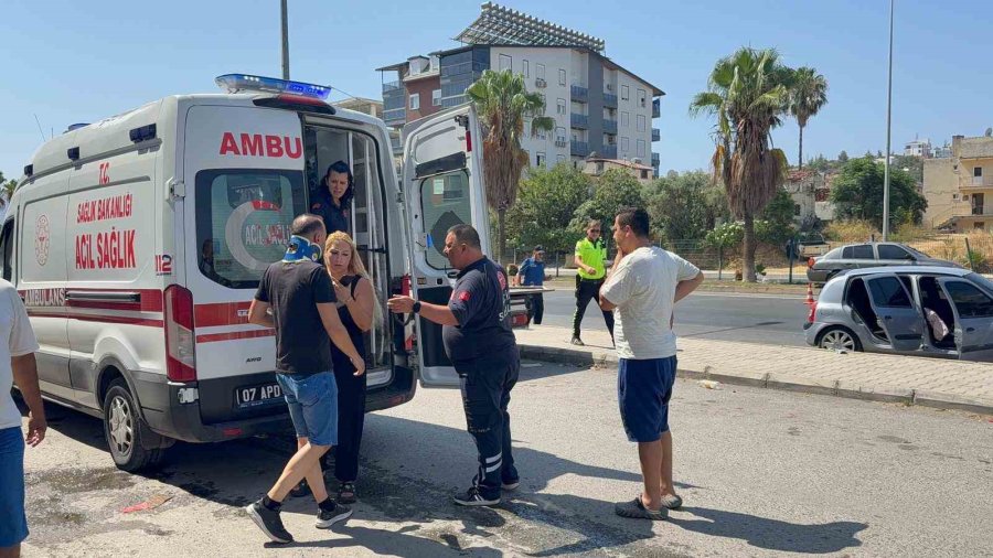 Antalya’da 3 Otomobilin Karıştığı Zincirleme Kazada 2 Kişi Yaralandı
