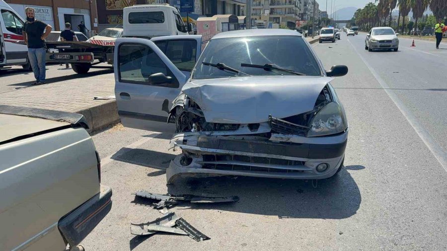 Antalya’da 3 Otomobilin Karıştığı Zincirleme Kazada 2 Kişi Yaralandı