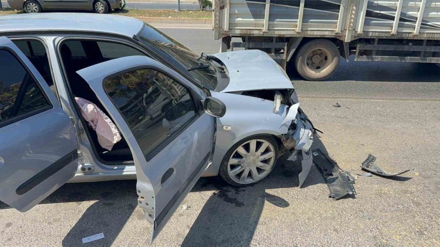 Antalya’da 3 Otomobilin Karıştığı Zincirleme Kazada 2 Kişi Yaralandı