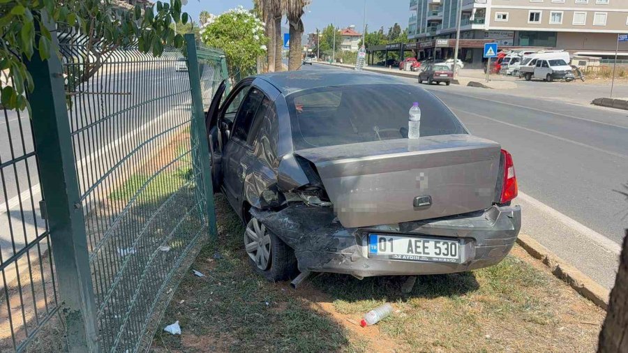 Antalya’da 3 Otomobilin Karıştığı Zincirleme Kazada 2 Kişi Yaralandı