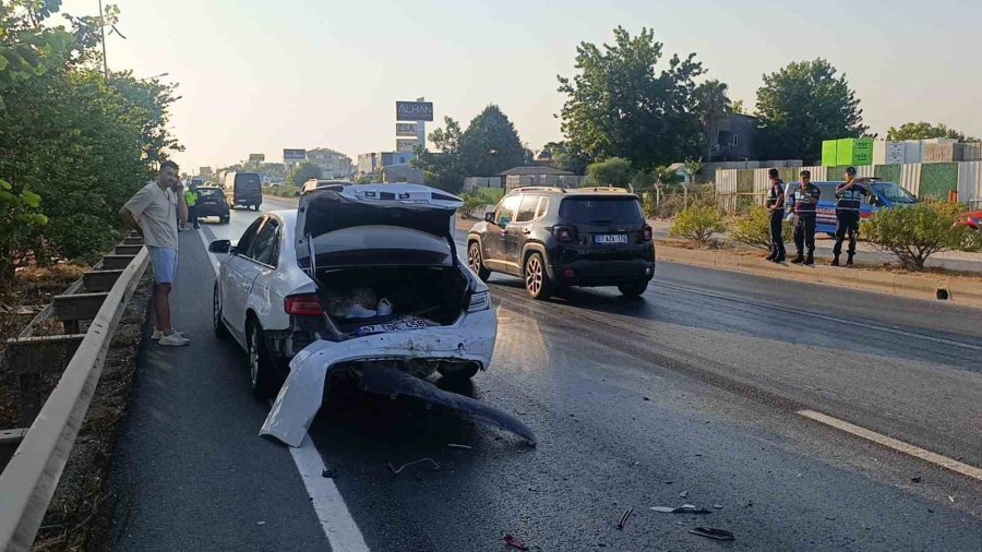 Antalya’da Zincirleme Kaza: 2 Yaralı