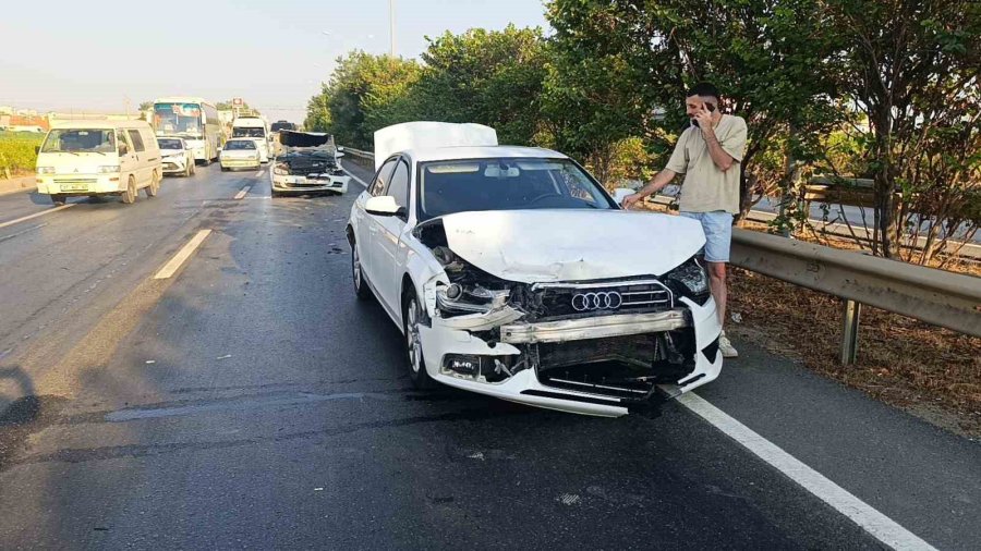 Antalya’da Zincirleme Kaza: 2 Yaralı