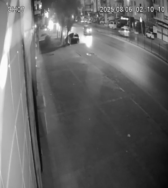 Antalya’da Alkollü Sürücü Önce Ağaca, Sonra İş Yerinin Camına Çarptı