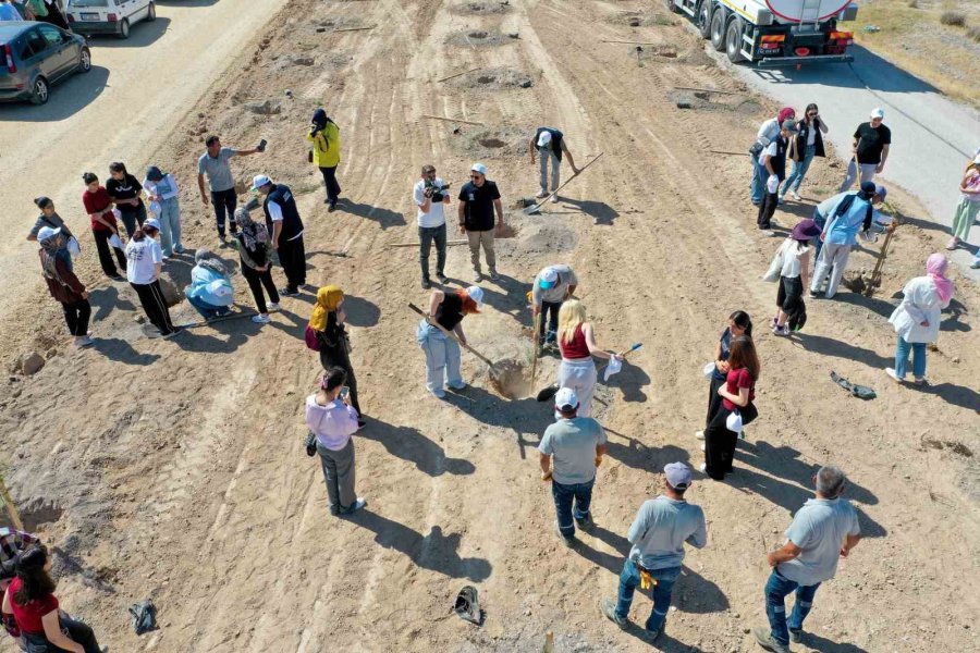 Meramlı Gençlerden Anlamlı Fidan Dikim Etkinliği