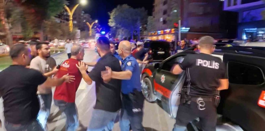 Eski Koca Restoran Basıp Dehşet Saçtı: 4 Kişi Yaralandı