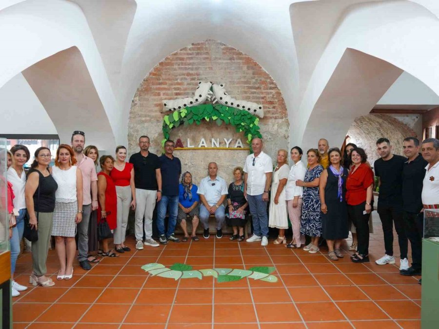 Alanya’da İpeğin İzinde Sergisi, Tarihi Bedesten’de Açıldı