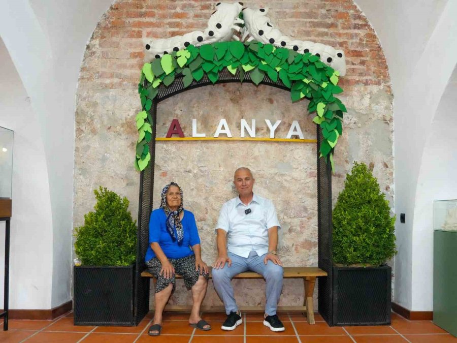 Alanya’da İpeğin İzinde Sergisi, Tarihi Bedesten’de Açıldı