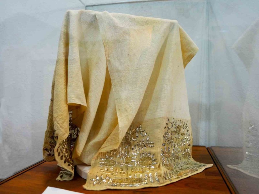 Alanya’da İpeğin İzinde Sergisi, Tarihi Bedesten’de Açıldı