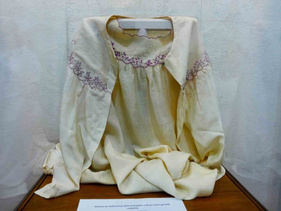 Alanya’da İpeğin İzinde Sergisi, Tarihi Bedesten’de Açıldı