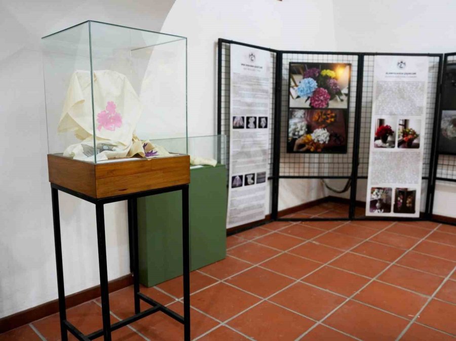 Alanya’da İpeğin İzinde Sergisi, Tarihi Bedesten’de Açıldı