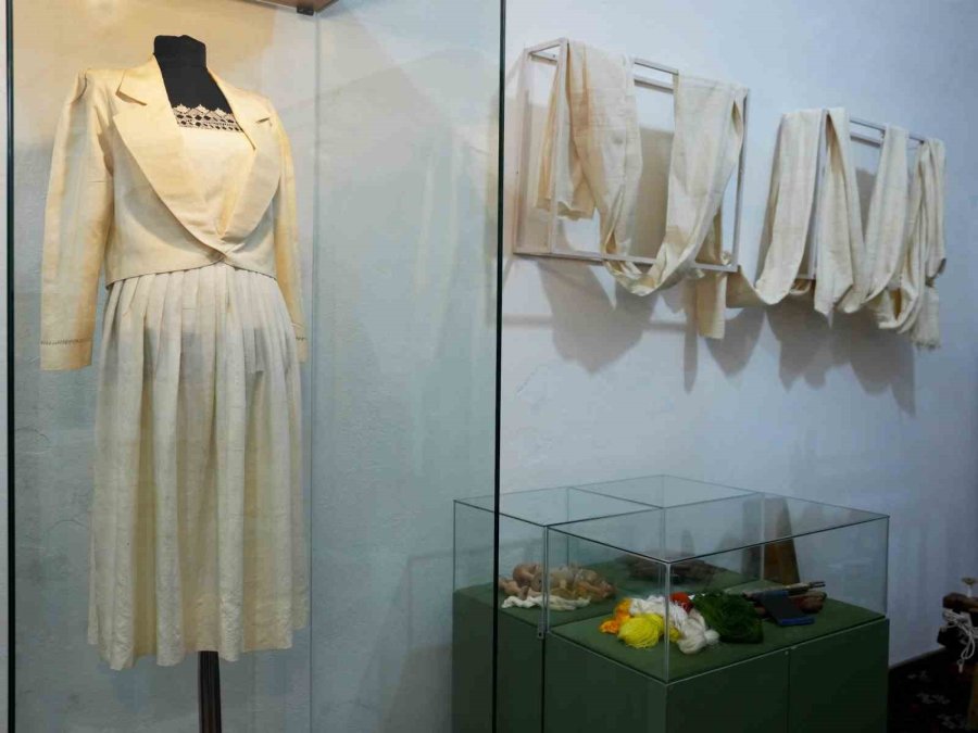 Alanya’da İpeğin İzinde Sergisi, Tarihi Bedesten’de Açıldı