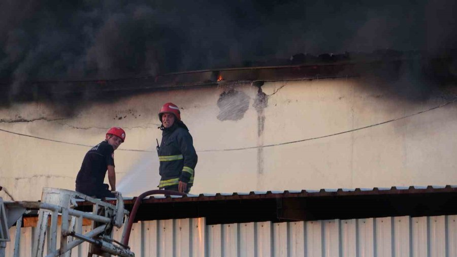 Antalya’da Otel Ekipmanları Deposu Alev Alev Yandı, Çalışanlar Gözyaşlarını Tutamadı