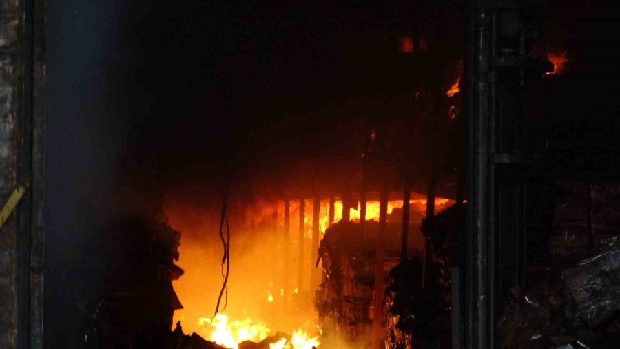 Antalya’da Otel Ekipmanları Deposu Alev Alev Yandı, Çalışanlar Gözyaşlarını Tutamadı