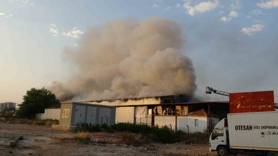 Antalya’da Otel Ekipmanları Deposu Alev Alev Yandı, Çalışanlar Gözyaşlarını Tutamadı