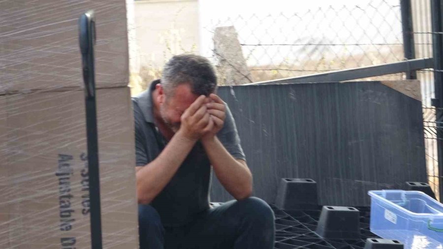 Antalya’da Otel Ekipmanları Deposu Alev Alev Yandı, Çalışanlar Gözyaşlarını Tutamadı