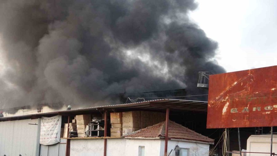 Antalya’da Otel Ekipmanları Deposu Alev Alev Yandı, Çalışanlar Gözyaşlarını Tutamadı