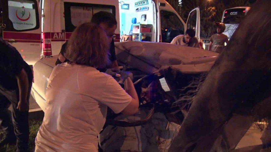 Kazada Hurdaya Dönen Araçta Çocukları Sıkışan Babanın Çaresizliği