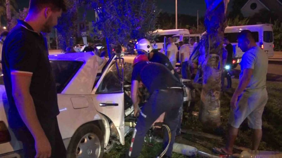 Kazada Hurdaya Dönen Araçta Çocukları Sıkışan Babanın Çaresizliği