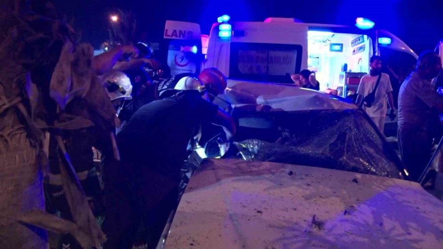 Kazada Hurdaya Dönen Araçta Çocukları Sıkışan Babanın Çaresizliği