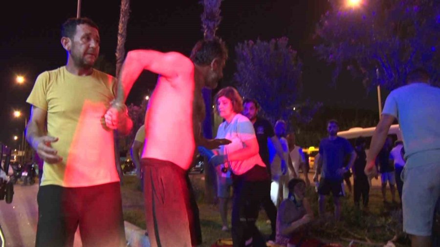 Kazada Hurdaya Dönen Araçta Çocukları Sıkışan Babanın Çaresizliği