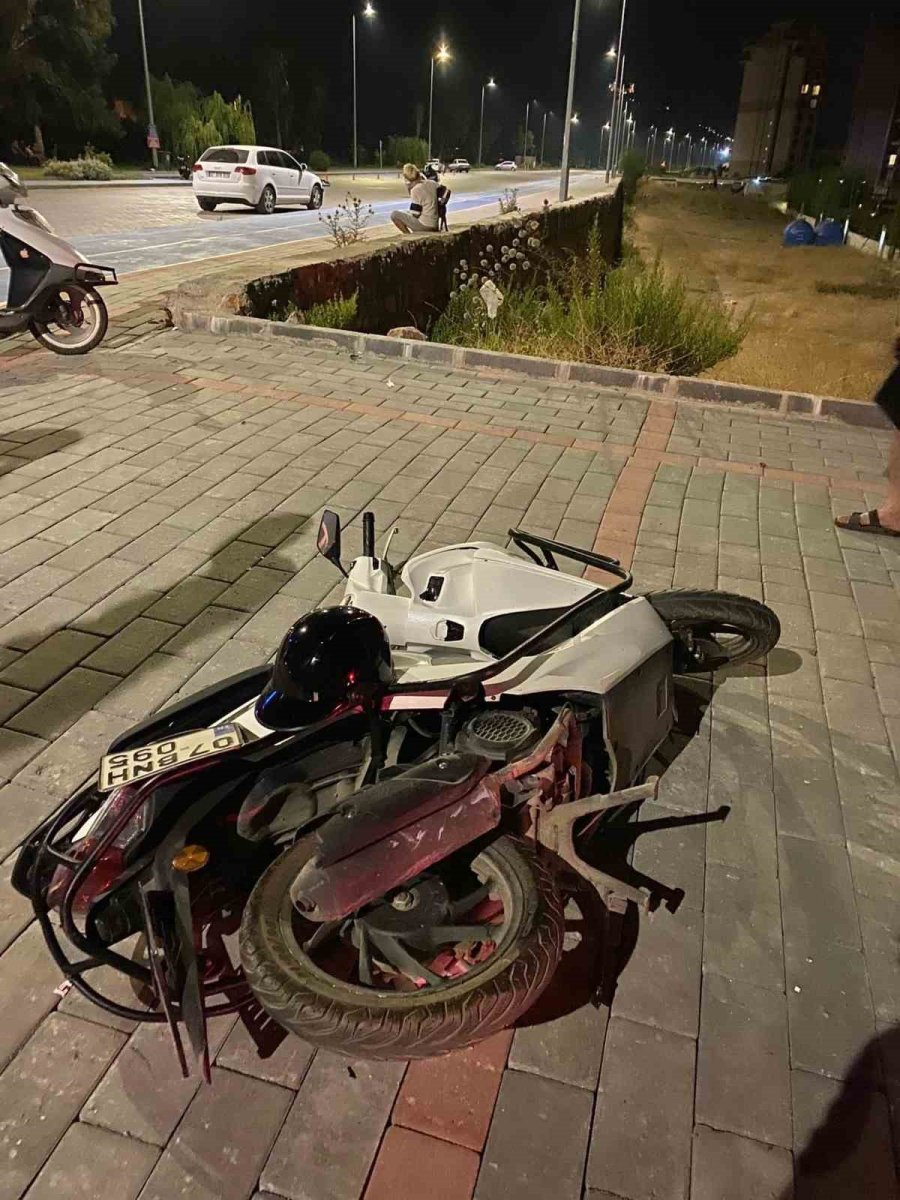 Otomobille Motosiklet Çarpıştı: 1 Yaralı