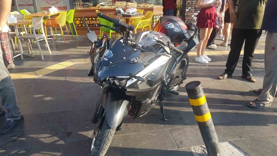 Kırmızı Işık İhlali Yaptı Otomobille Çarpıştı: 1 Yaralı