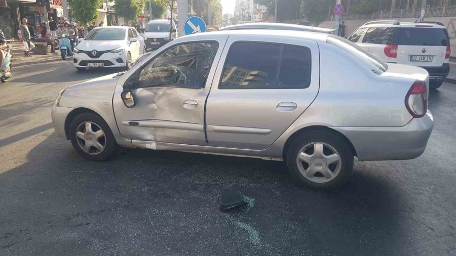 Kırmızı Işık İhlali Yaptı Otomobille Çarpıştı: 1 Yaralı
