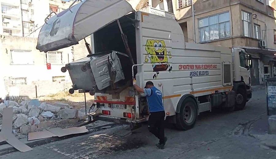 Akdeniz’de Pazar Yerleri Yıkanıyor, Çöp Konteynerleri Dezenfekte Ediliyor