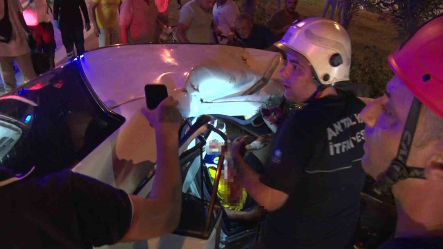 Kazada Hurdaya Dönen Araçta Çocukları Sıkışan Babanın Çaresizliği