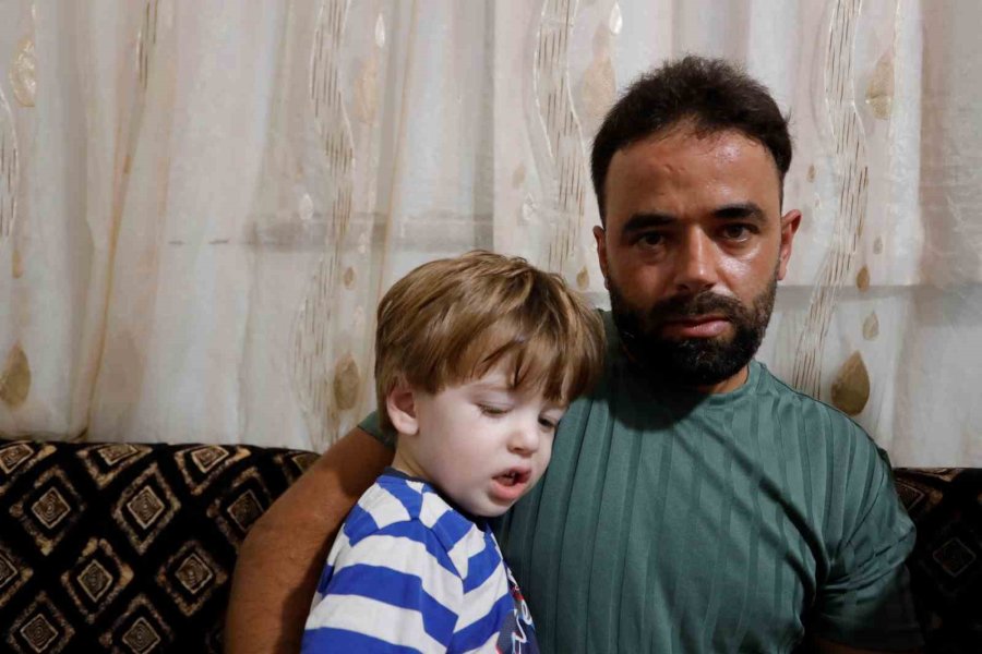 Attan Beklenmedik Hareket: Babasının Kucağındaki Çocuğu Isırarak Alıp Havaya Fırlattı