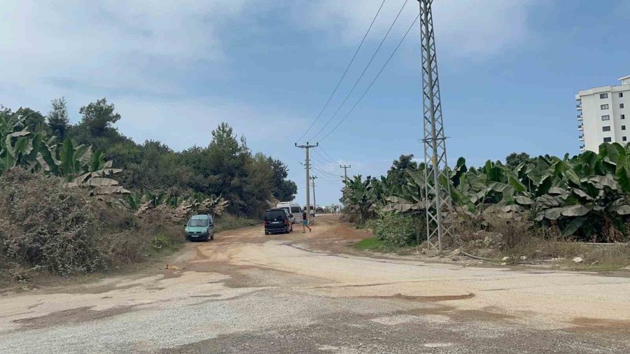Alanya’da Yol Genişletildi, Elektrik Direği Yolun Ortasında Kaldı