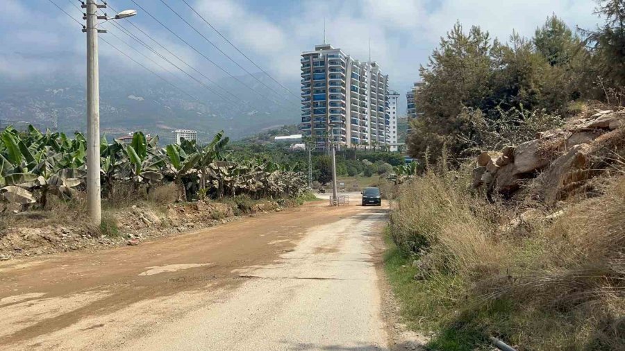 Alanya’da Yol Genişletildi, Elektrik Direği Yolun Ortasında Kaldı