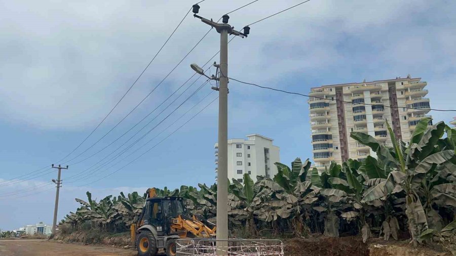 Alanya’da Yol Genişletildi, Elektrik Direği Yolun Ortasında Kaldı