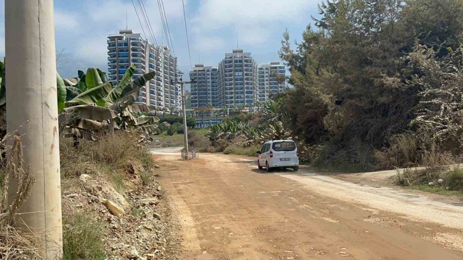 Alanya’da Yol Genişletildi, Elektrik Direği Yolun Ortasında Kaldı