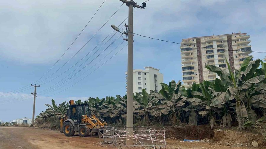 Alanya’da Yol Genişletildi, Elektrik Direği Yolun Ortasında Kaldı