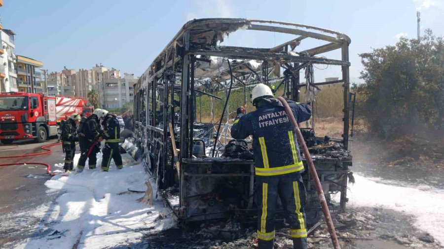 Antalya’da Özel Halk Otobüsü Park Halindeyken Alev Alev Yandı