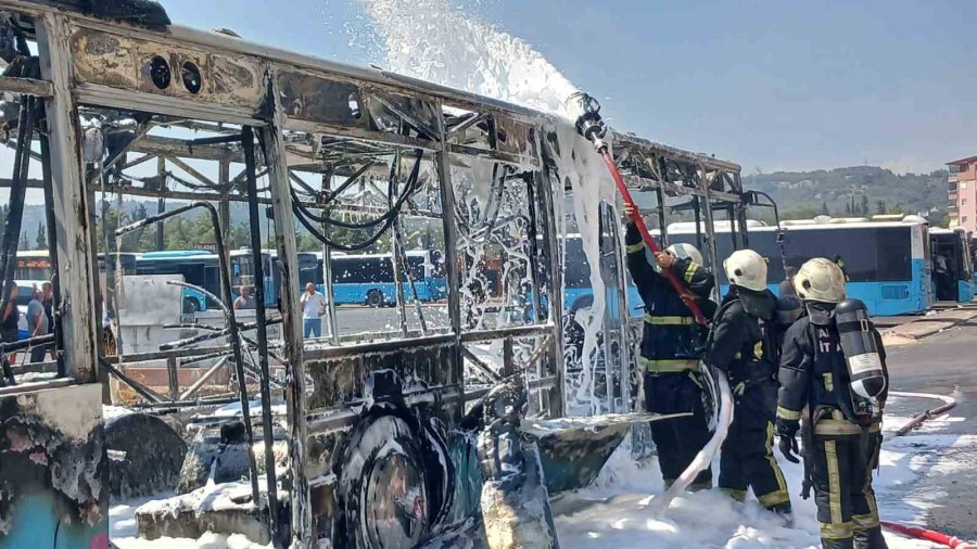 Antalya’da Özel Halk Otobüsü Park Halindeyken Alev Alev Yandı