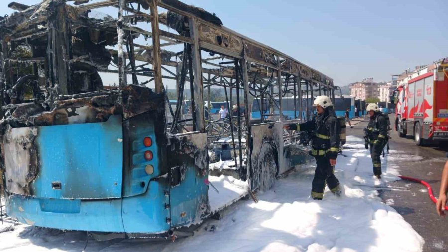 Antalya’da Özel Halk Otobüsü Park Halindeyken Alev Alev Yandı