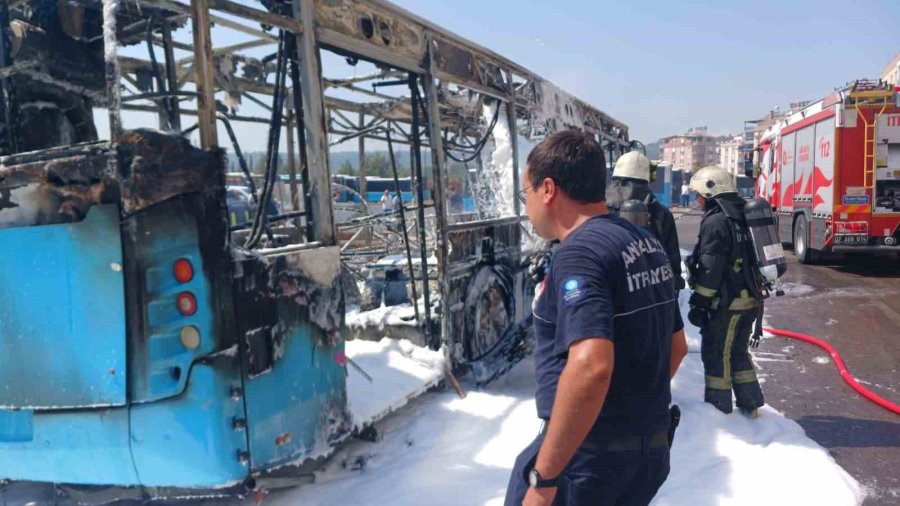 Antalya’da Özel Halk Otobüsü Park Halindeyken Alev Alev Yandı