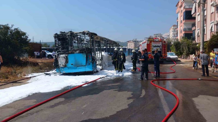 Antalya’da Özel Halk Otobüsü Park Halindeyken Alev Alev Yandı