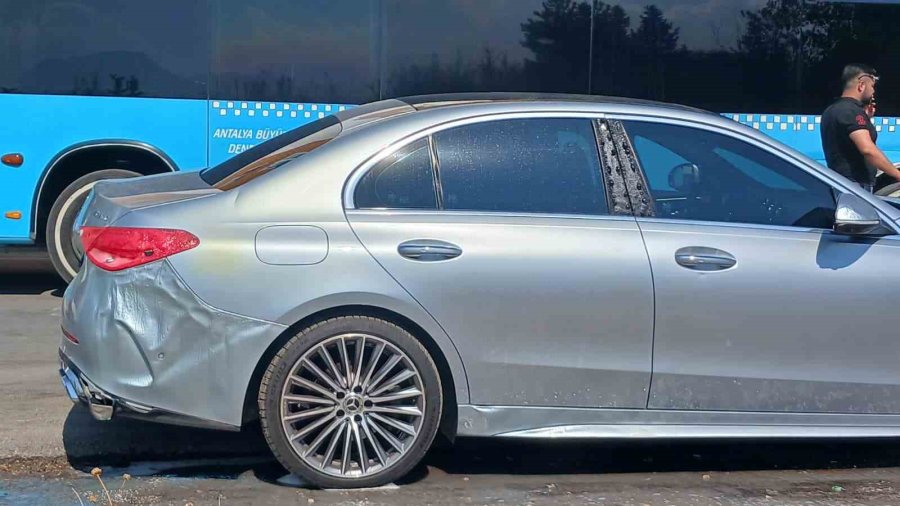 Antalya’da Özel Halk Otobüsü Park Halindeyken Alev Alev Yandı