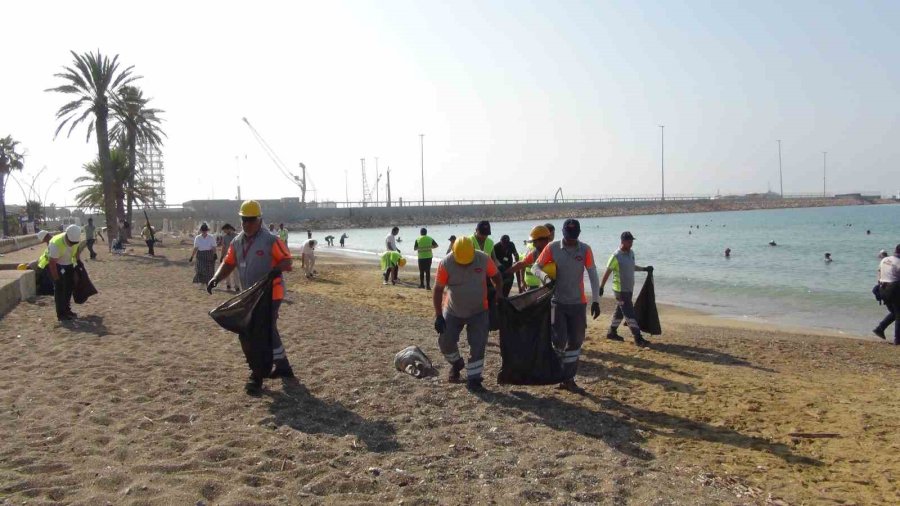 Sahilden Plastik, Cam Ve Çeşitli Atıklar Toplandı