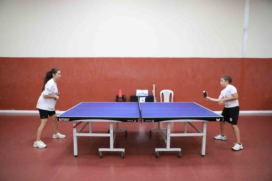 Antalya’da Çocuklar Yaz Tatilini Sporla Geçiriyor