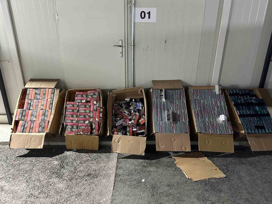 Tırdan 9 Düzensiz Göçmen Ve 1,5 Milyonluk Kaçak Elektronik Sigara Çıktı