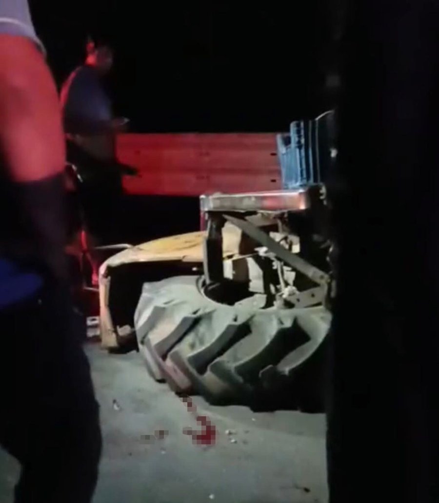 Otomobille Çarpışan Traktörün Tekeri Koptu: 2 Yaralı