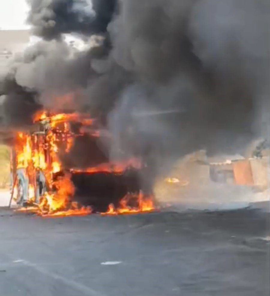 Antalya’da Özel Halk Otobüsü Park Halindeyken Alev Alev Yandı