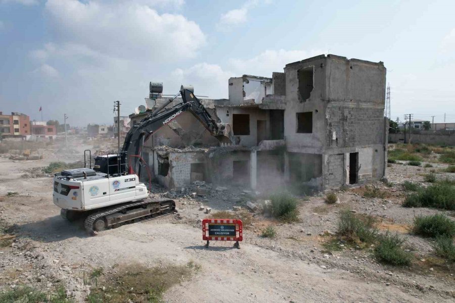 Mersin’de Terk Edilmiş 3 Katlı Bina Yıkıldı